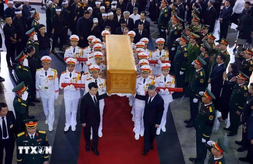 Các đồng chí lãnh đạo Đảng, Nhà nước chuyển linh cữu nguyên Chủ tịch nước Trần Đức Lương. (Ảnh: TTXVN)