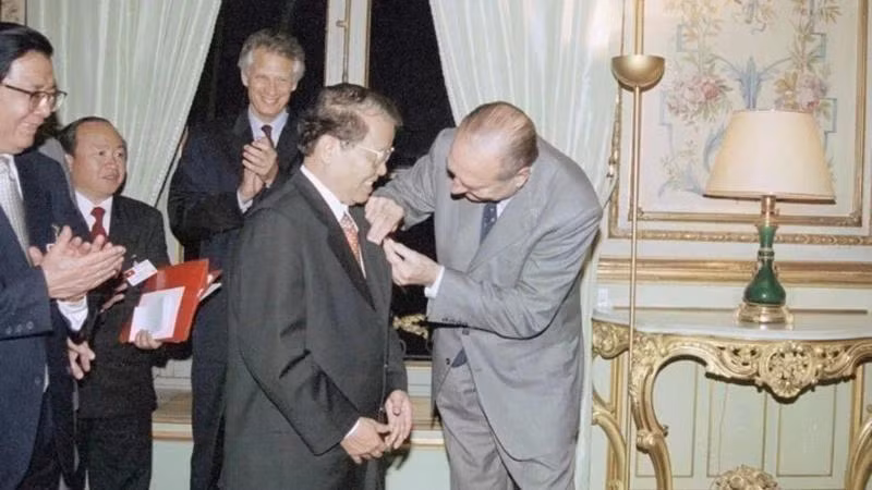 Tổng thống Pháp Jacques Chirac trao Huân chương Bắc đẩu bội tinh tặng Chủ tịch nước Trần Đức Lương (Paris, 28/10/2002). Ảnh: TTXVN