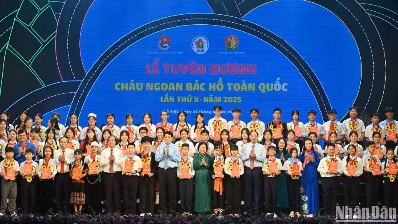Chủ tịch nước Lương Cường và các đại biểu cùng các cháu thiếu nhi tiêu biểu tại Lễ tuyên dương cháu ngoan Bác Hồ toàn quốc lần thứ X-năm 2025.