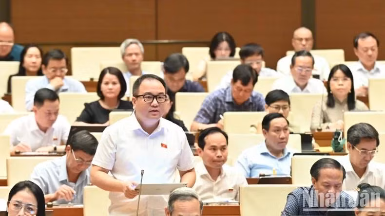 Đại biểu Phạm Trọng Nghĩa (Đoàn Lạng Sơn) phát biểu ý kiến tại hội trường. (Ảnh: BÙI GIANG)