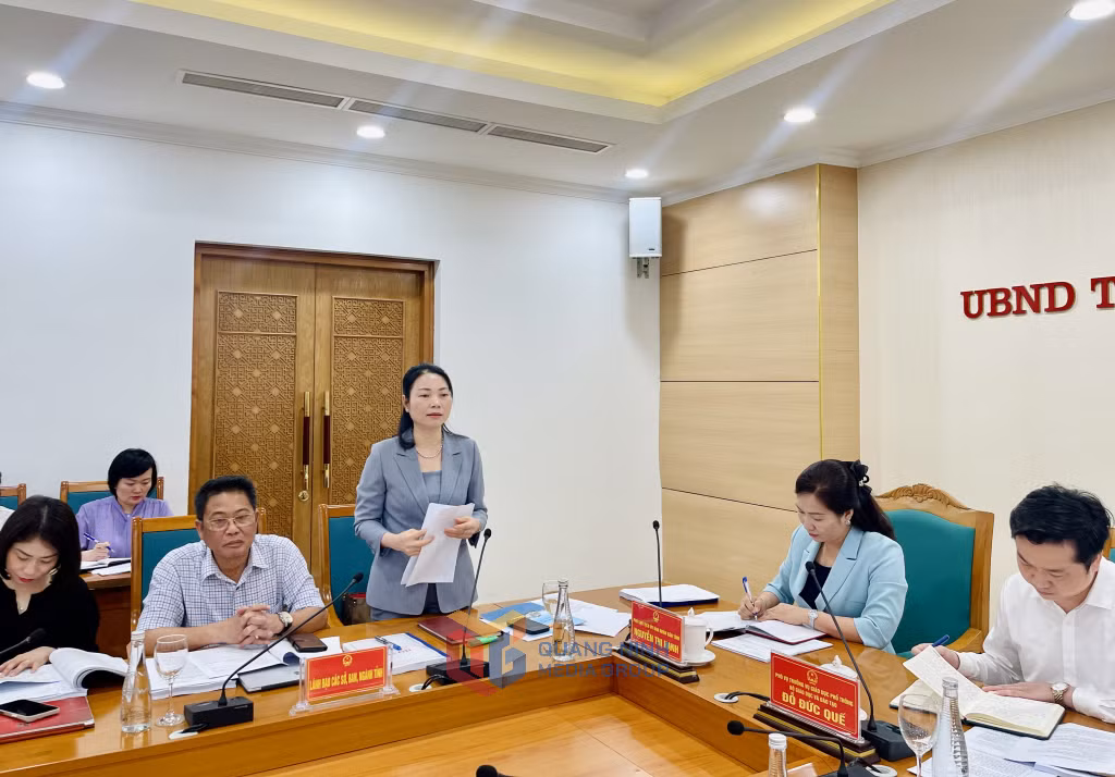 Lãnh đạo Sở GD&amp;ĐT báo cáo việc thực hiện nhiệm vụ phổ cập giáo dục, xóa mù chữ trên địa bàn tỉnh.
