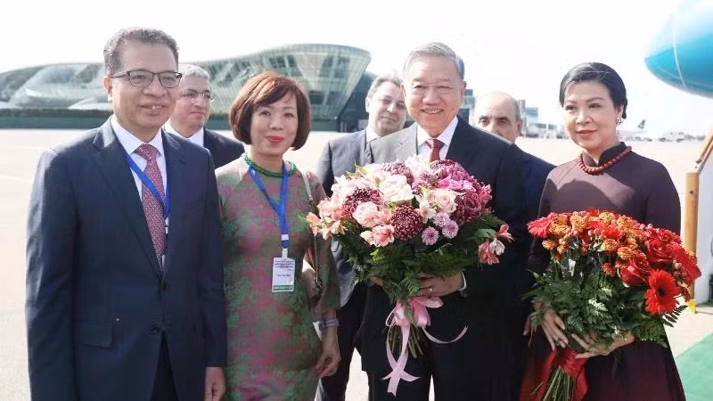 Đại sứ Việt Nam tại Liên bang Nga, kiêm nhiệm Azerbaijan Đặng Minh Khôi và Phu nhân đón Tổng Bí thư Tô Lâm và Phu nhân tại Sân bay quốc tế Heydar Aliyev, thủ đô Baku. (Ảnh: Thống Nhất/TTXVN)