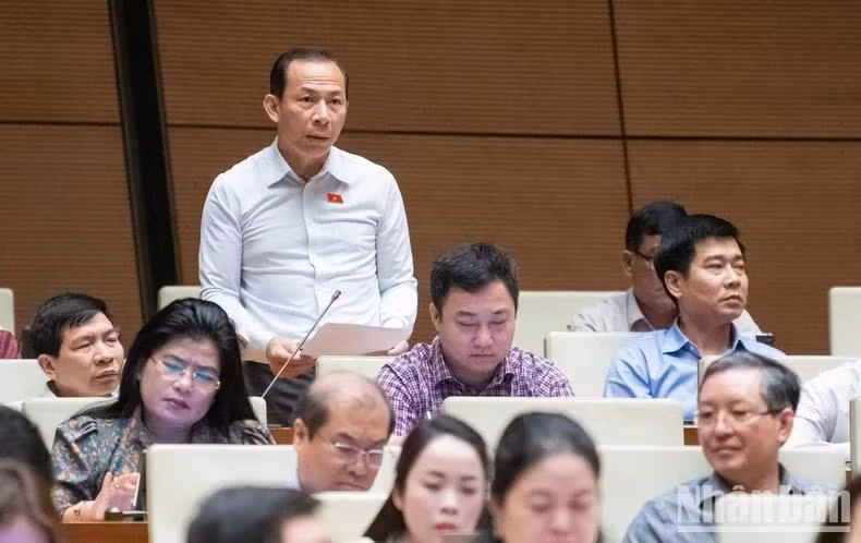 Đại biểu Võ Mạnh Sơn (đoàn Thanh Hóa) phát biểu. (Ảnh: DUY LINH)