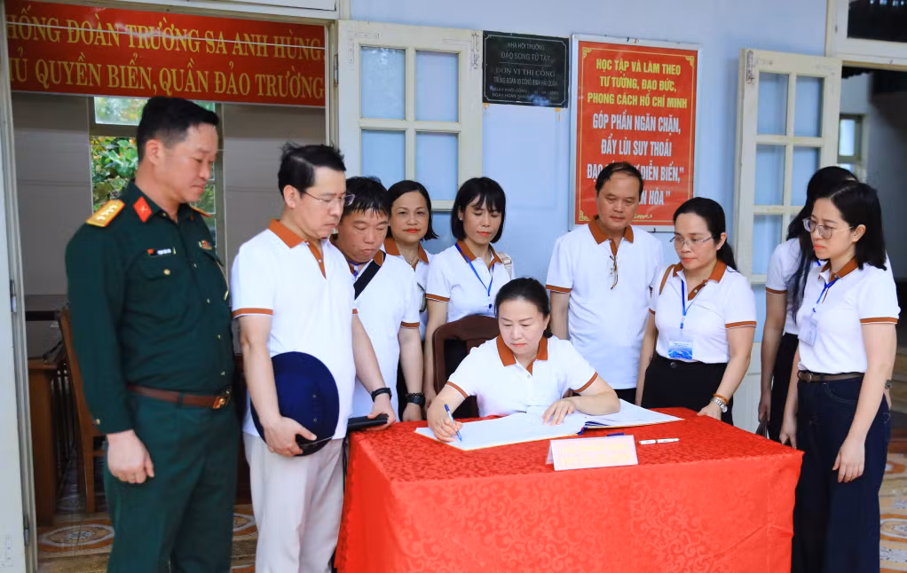 Thay mặt đoàn đại biểu tỉnh Quảng Ninh, đồng chí Vi Ngọc Bích, Phó Chủ tịch Thường trực HĐND tỉnh, Trưởng đoàn, đã trang trọng ghi vào sổ lưu niệm tại đảo Song Tử Tây.