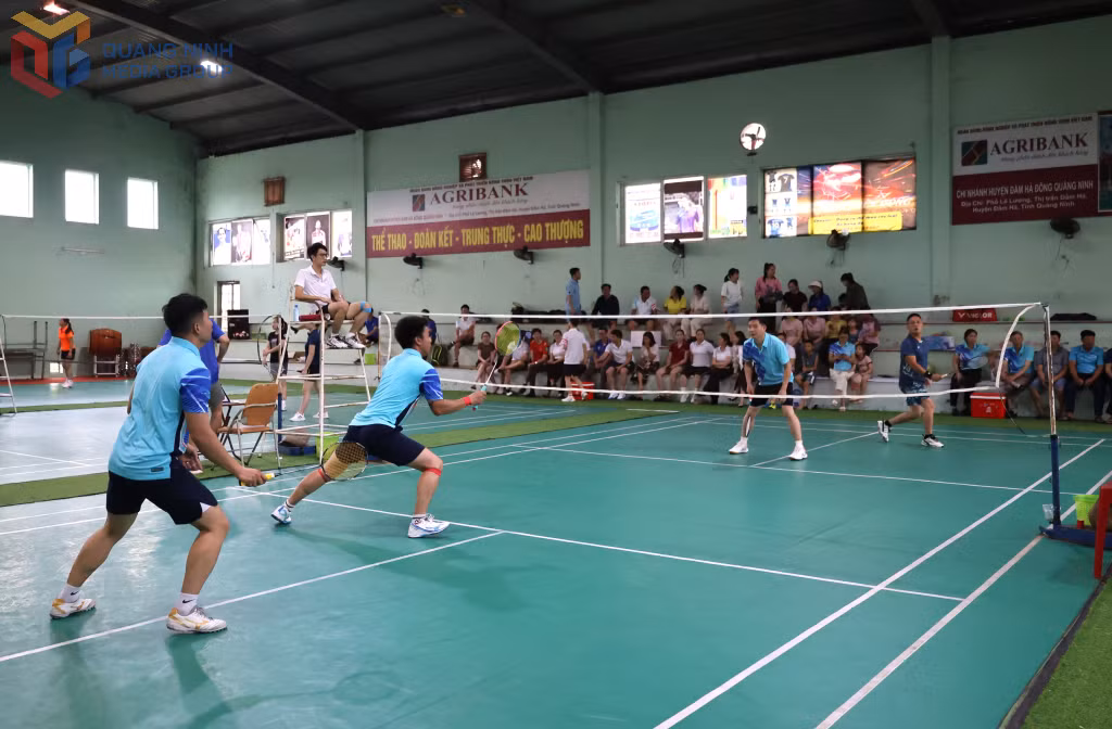 Các VĐV thi đấu môn cầu lông.