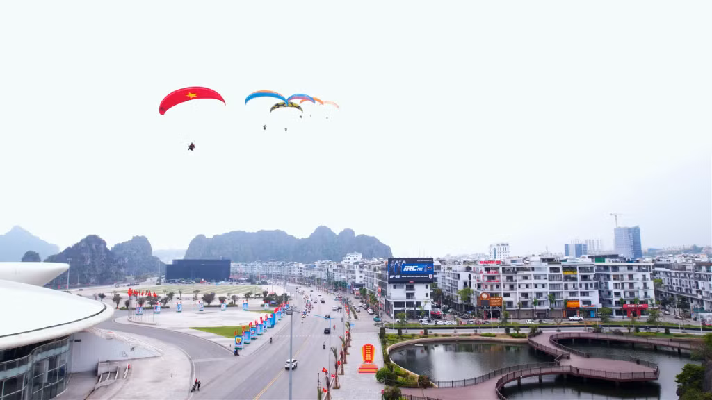Khung cảnh đoàn diễu hành mô tô trên đường và dù lượn trên bầu trời mang tới vẻ đẹp đặc sắc cho cảnh quan Hạ Long.