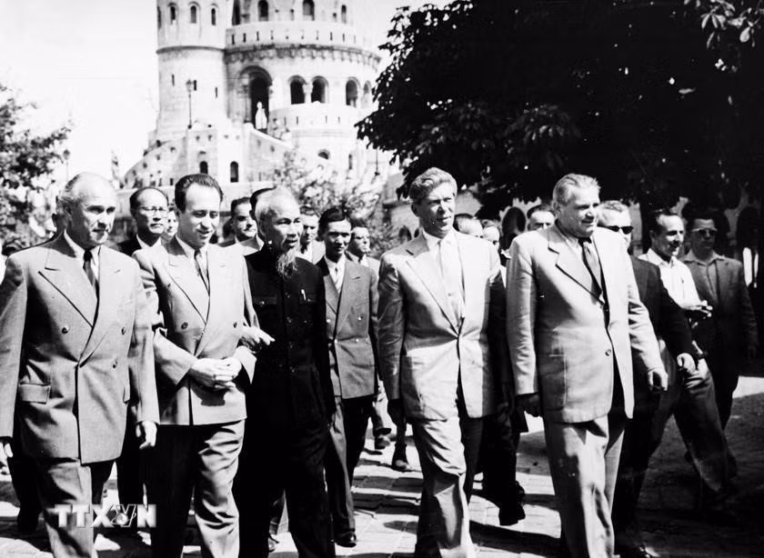 Chủ tịch Hồ Chí Minh đến thăm Pháo đài "Người đánh cá" (Halászbástya) ở Thủ đô Budapest trong chuyến thăm Hungaria (4/8/1957). (Ảnh: TTXVN)
