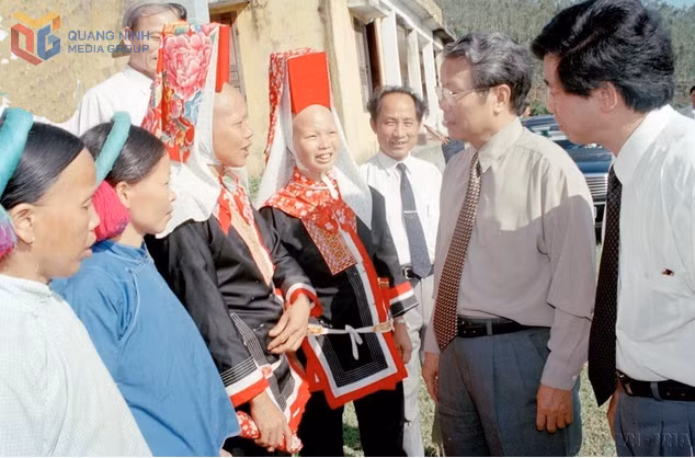 Chủ tịch nước Trần Đức Lương nói chuyện với đồng bào các dân tộc xã Phong Dụ, huyện miền núi Tiên Yên (Quảng Ninh), năm 1997