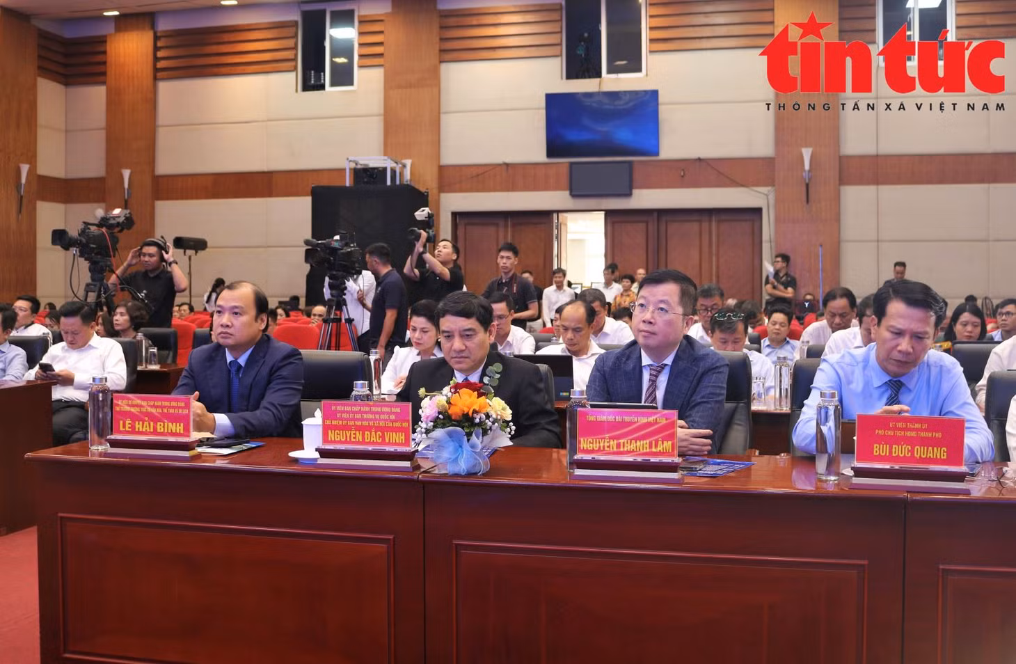 Lãnh đạo các bộ, ngành, địa phương, các cơ quan báo chí tham dự diễn đàn.