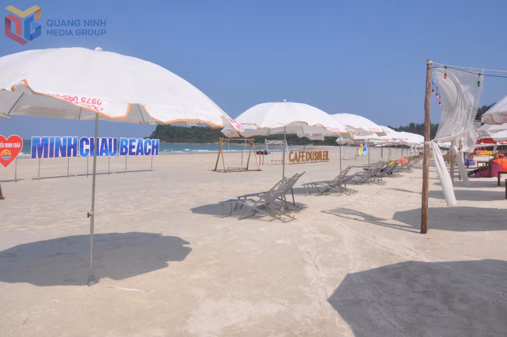 Bãi biển Chương Nẹp chào đón du khách đến với đảo Minh Châu.