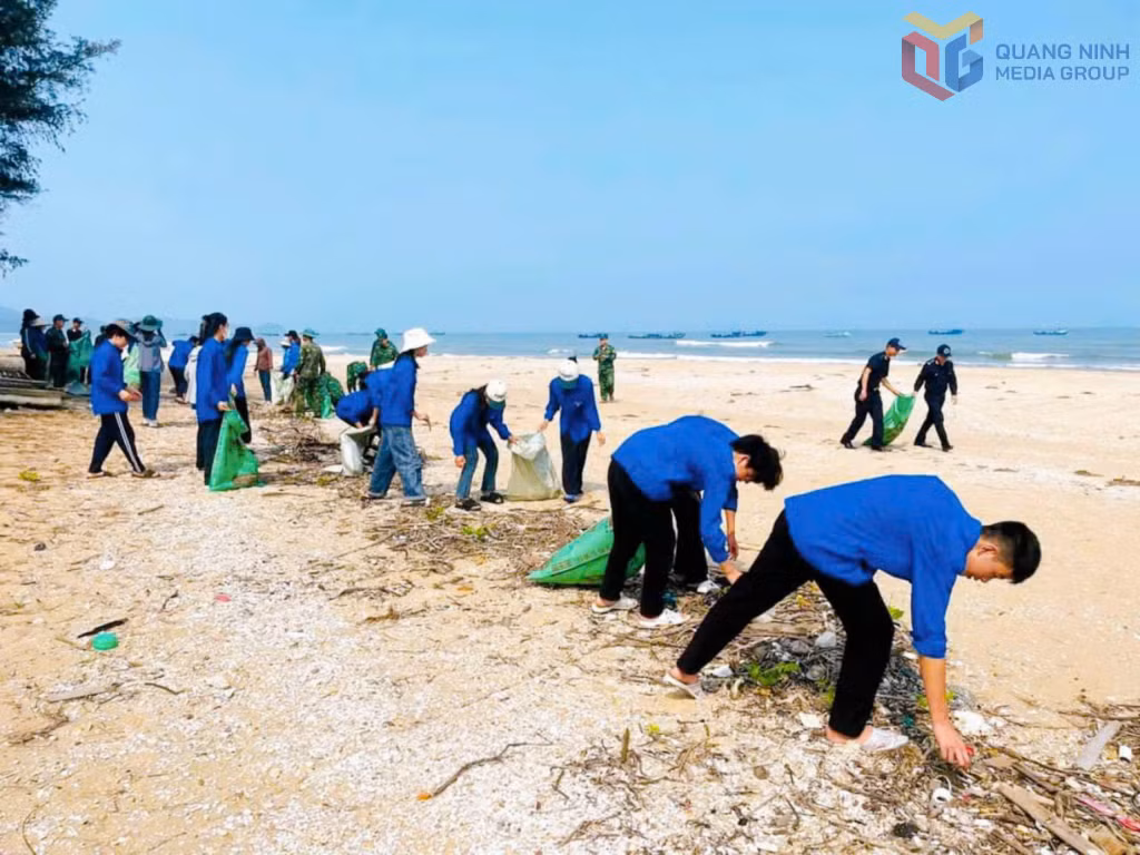 Đoàn thanh niên TP Móng Cái ra quân làm sạch biển
