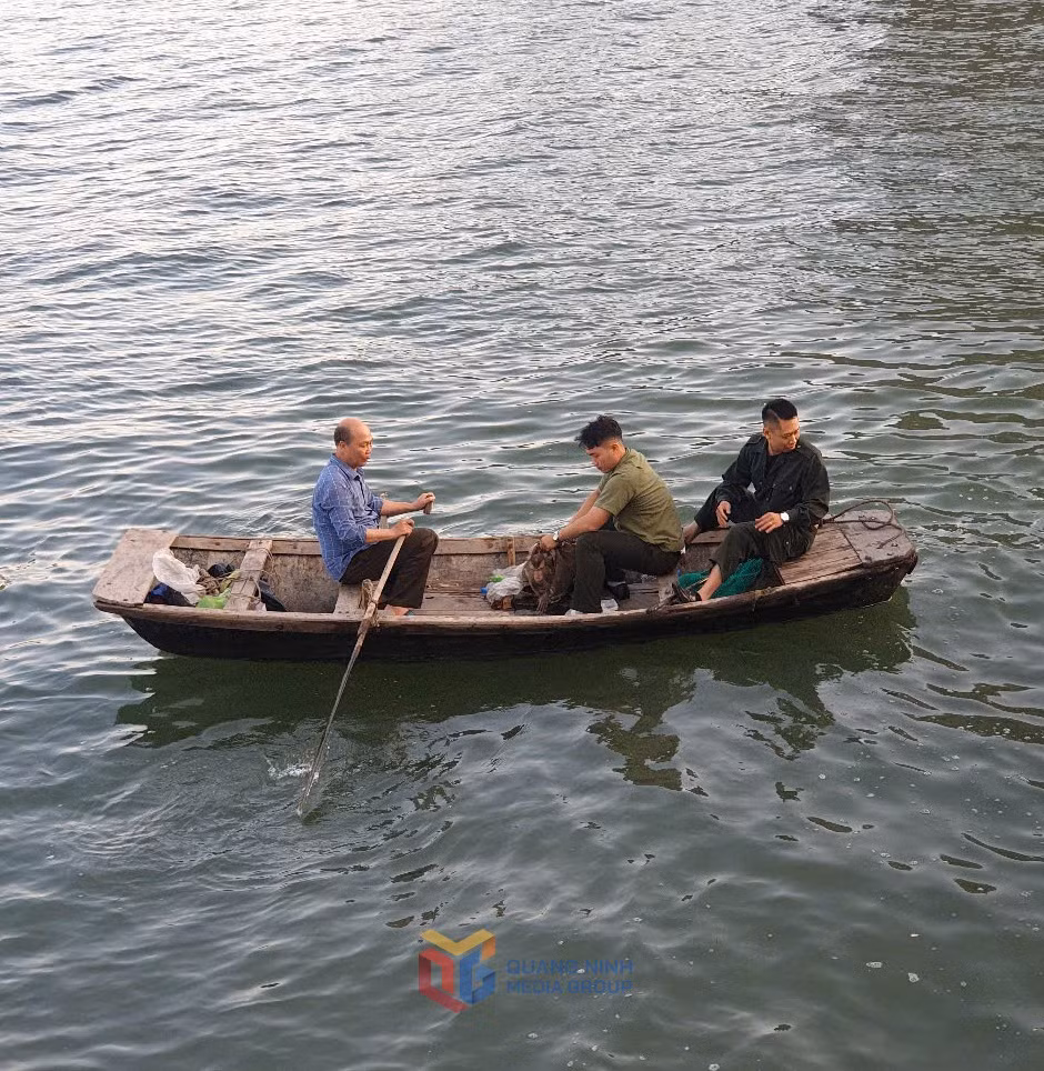 Chính quyền địa phương phối hợp với Hạt Kiểm lâm thành phố bắt lại hai con khỉ này, đồng thời nghiên cứu phương án đưa chúng trở về môi trường sống tự nhiên phù hợp.