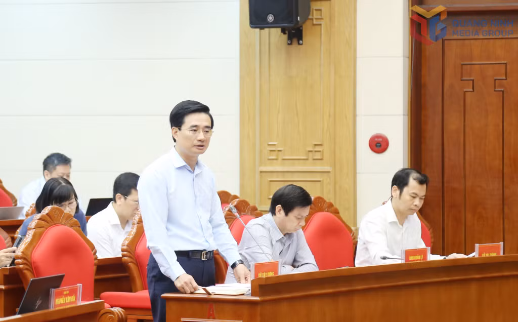 Đồng chí Nguyễn Anh Tú, Giám đốc Sở Xây dựng, phát biểu tại hội nghị.