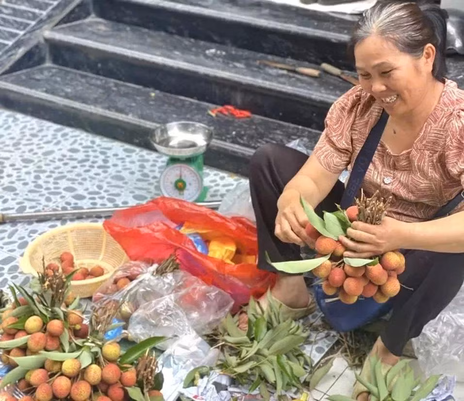 Chị Lan chia sẻ vải u là loại trái cây đầu hè được nhiều người tìm mua. Ảnh: Nguyễn Thanh