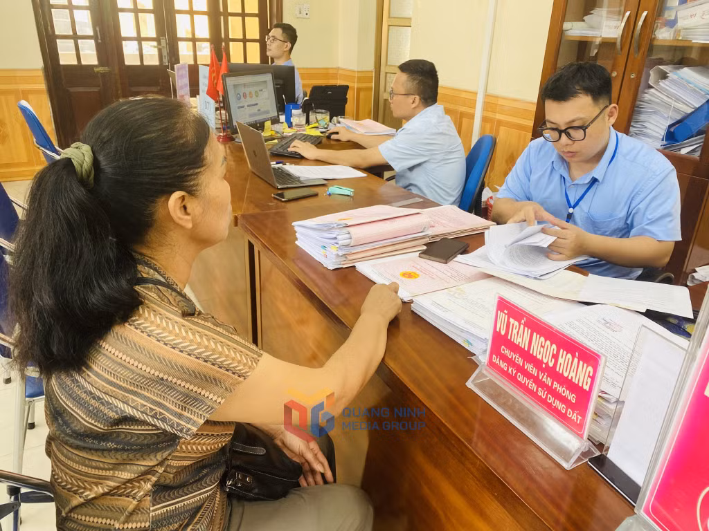 Cán bộ Chi nhánh Trung tâm Phục vụ hành chính công huyện Tiên Yên giải quyết TTHC cho công dân.