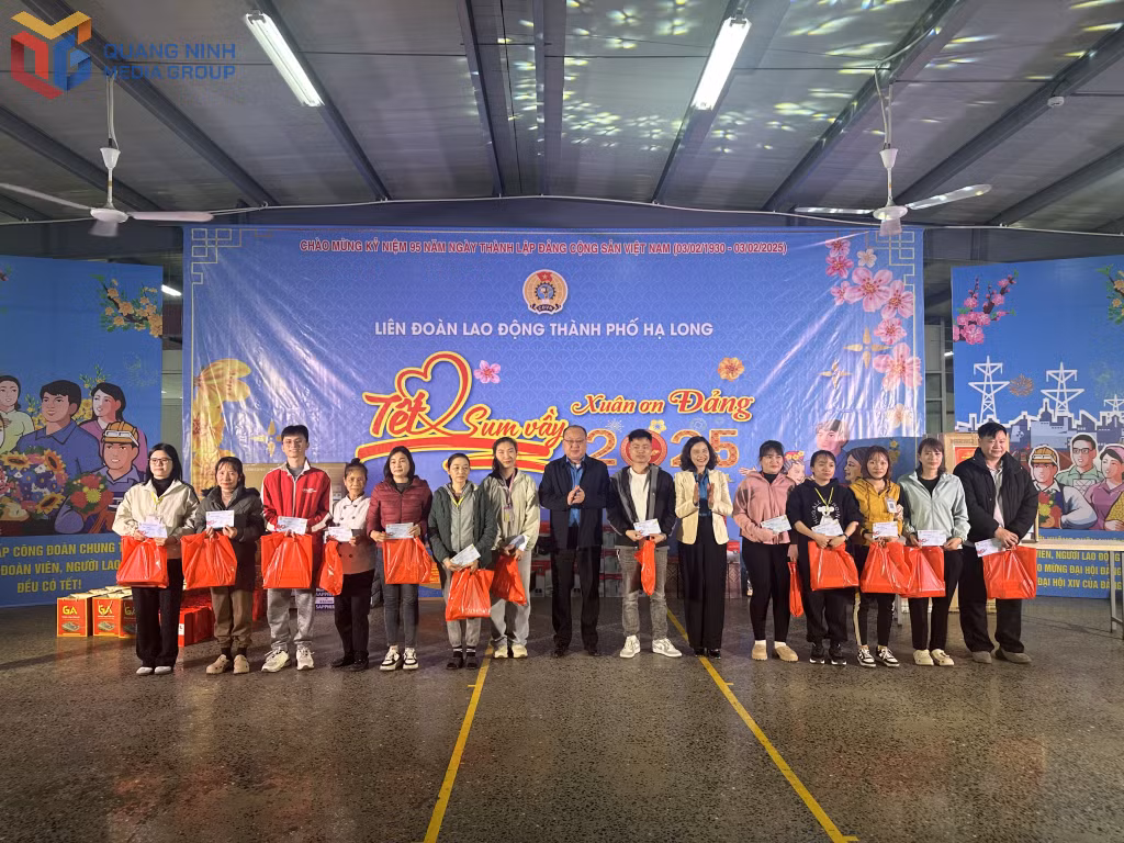 Lãnh đạo LĐLĐ tỉnh và TP Hạ Long tặng quà cho công nhân, lao động dịp Tết Nguyên đán.
