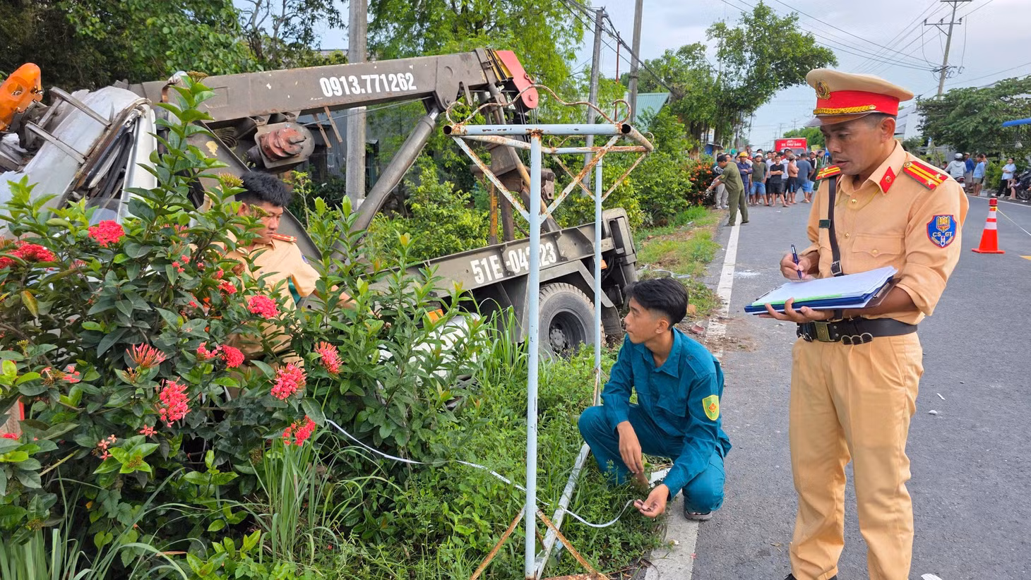 Lực lượng CSGT nhanh chóng có mặt hiện trường.