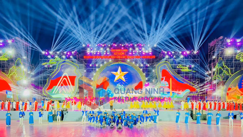 Các tiết mục văn nghệ được dàn dựng công phu, hoành tráng trên nền nhạc và ánh sáng sân khấu lung linh, rực rỡ sắc màu (04-2025). Ảnh: Mạnh Trường