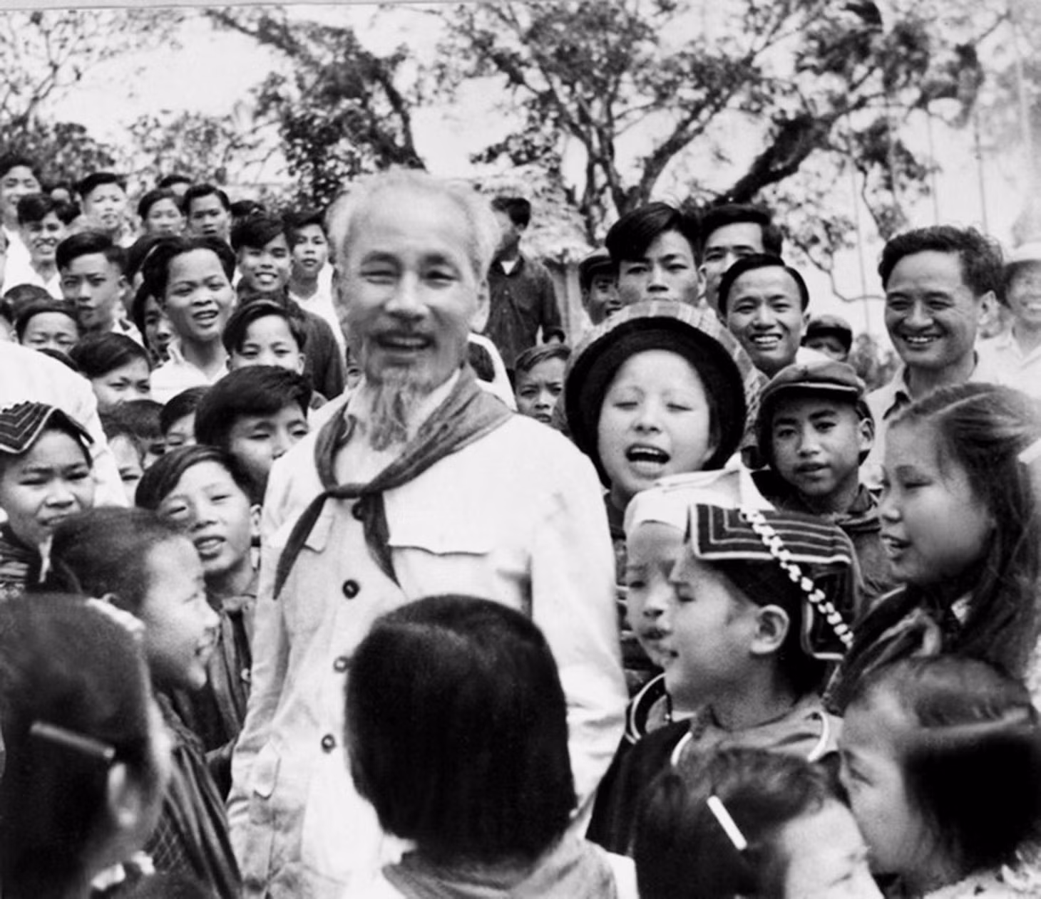 Bác Hồ với các cháu thiếu nhi vùng cao Việt Bắc (1960). (Ảnh: Tư liệu TTXVN)