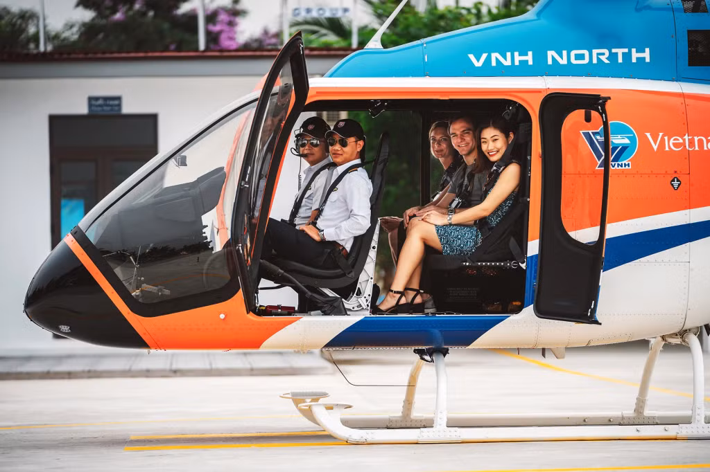 Dịch vụ ngắm Vịnh Hạ Long từ trên cao tại Khu du lịch quốc tế Tuần Châu (TP Hạ Long) (). Ảnh: Hoàng Quỳnh