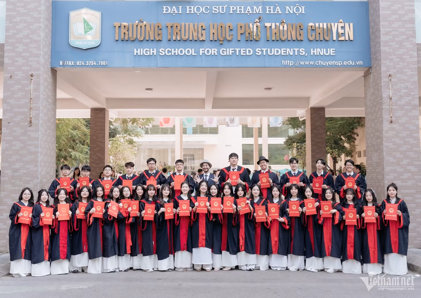 Không chỉ học tốt, tập thể lớp 12 Sinh của Trường THPT Chuyên ĐH Sư phạm rất đoàn kết và yêu thương lẫn nhau. Ảnh: NVCC
