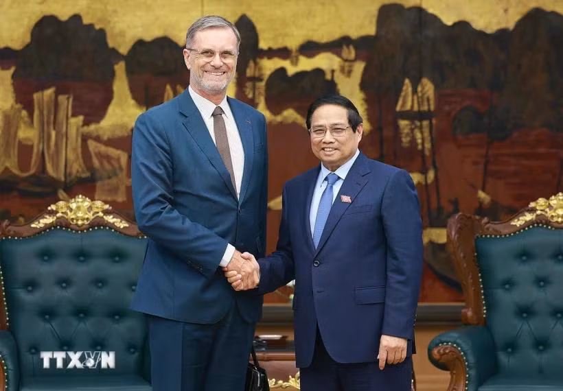 Thủ tướng Phạm Minh Chính tiếp Đại sứ Cộng hòa Pháp tại Việt Nam Olivier Brochet. (Ảnh: Dương Giang/TTXVN)