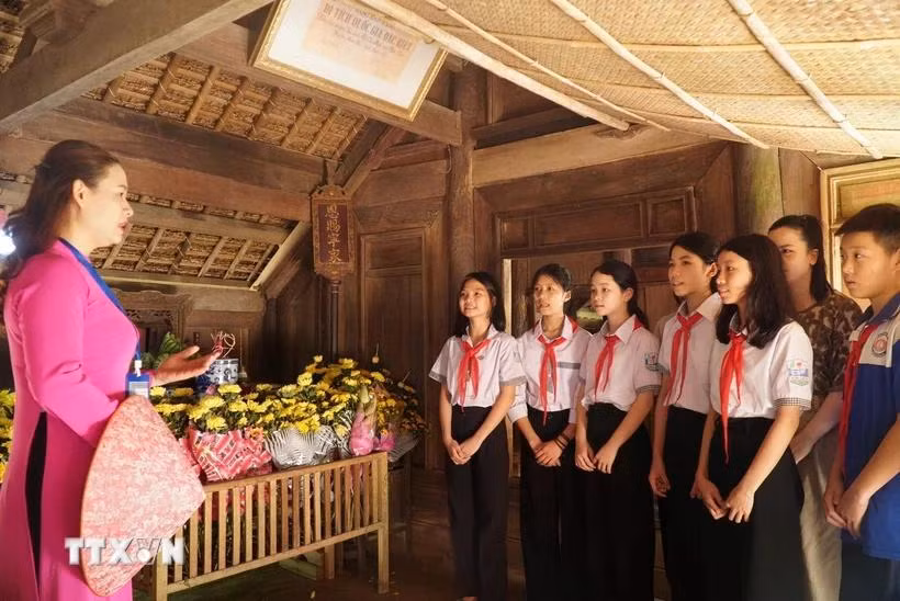 Học sinh tham quan Khu Di tích quốc gia đặc biệt Kim Liên (Nam Đàn, Nghệ An). (Ảnh: Bích Huệ/TTXVN)