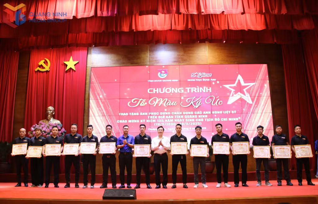 Ban Thường vụ Tỉnh Đoàn trao tặng bằng khen cho nhóm Skyline.