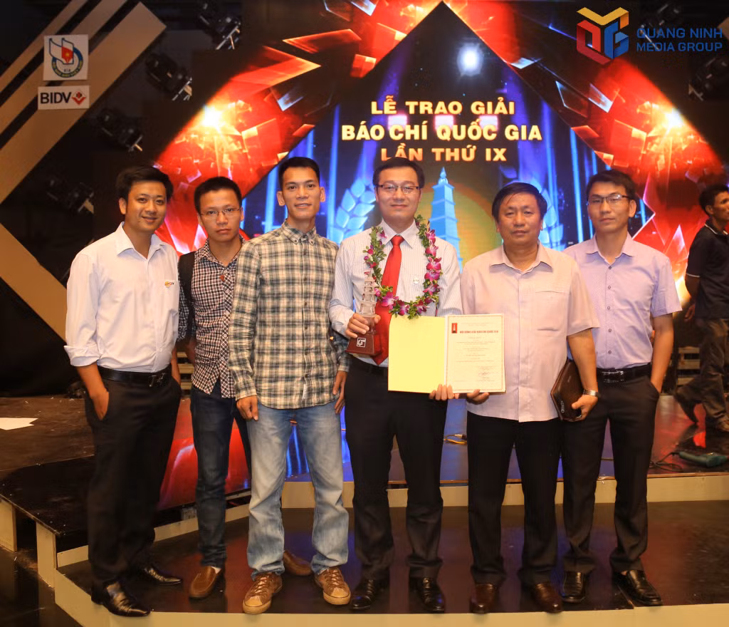 Đồng chí Đỗ Bích, Nguyên Giám đốc Đài PT-TH tỉnh và đồng nghiệp chúc mừng nhóm tác giả.