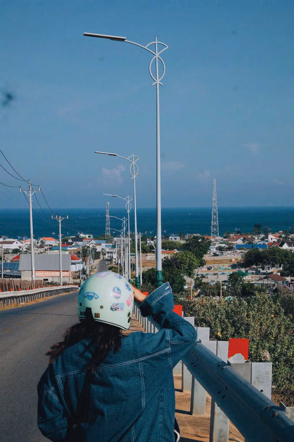 Nữ du khách hài hước cho rằng chuyến đi Sơn Hải đã gặp “sóng gió” ngay từ lúc khởi hành. Gia Linh vốn nghĩ làng chài nằm gần Khánh Hòa, giáp quê mình nên mới chọn tới đó du lịch. Tuy nhiên khi đến nơi, cô nhận ra làng nằm hướng Bình Thuận, ngược hoàn toàn với vị trí ban đầu muốn đi. “Ngày đầu tới mình khá sốc, tính mai di chuyển luôn. Nhưng dần phải lòng với ngôi làng nhỏ bình dị và người dân dễ mến xung quanh, luôn hỏi mình cần giúp gì không, chỉ cách mua hải sản rẻ và hỏi thăm rất nhiều thứ khác nên mình quyết định vẫn ở lại 5 ngày 4 đêm”, Gia Linh chia sẻ. Ảnh: NVCC