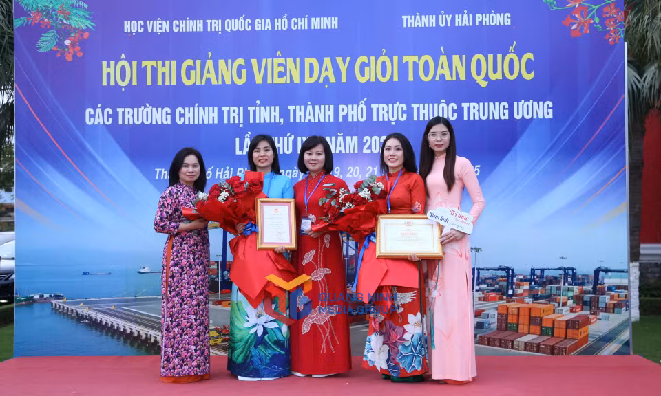 Lãnh đạo, giảng viên Trường Đào tạo cán bộ Nguyễn Văn Cừ, chúc mừng 2 giảng viên đạt thành tích tại hội thi.