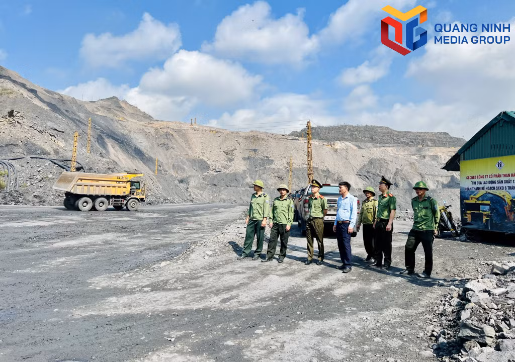 Cán bộ Phòng An ninh kinh tế nắm tình hình địa bàn tại Công ty CP Than Hà Tu - Vinacomin.