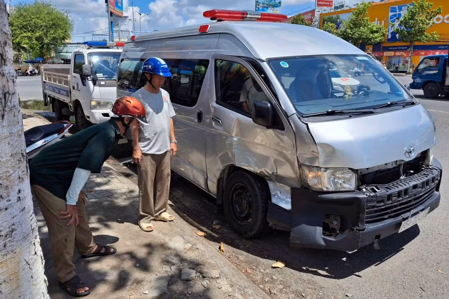 Chiếc xe biển số Cần Thơ bị hư hỏng nặng ở phần hông bên phải, với vết móp lớn và bánh xe bị lệch. Ảnh: Tạ Quang