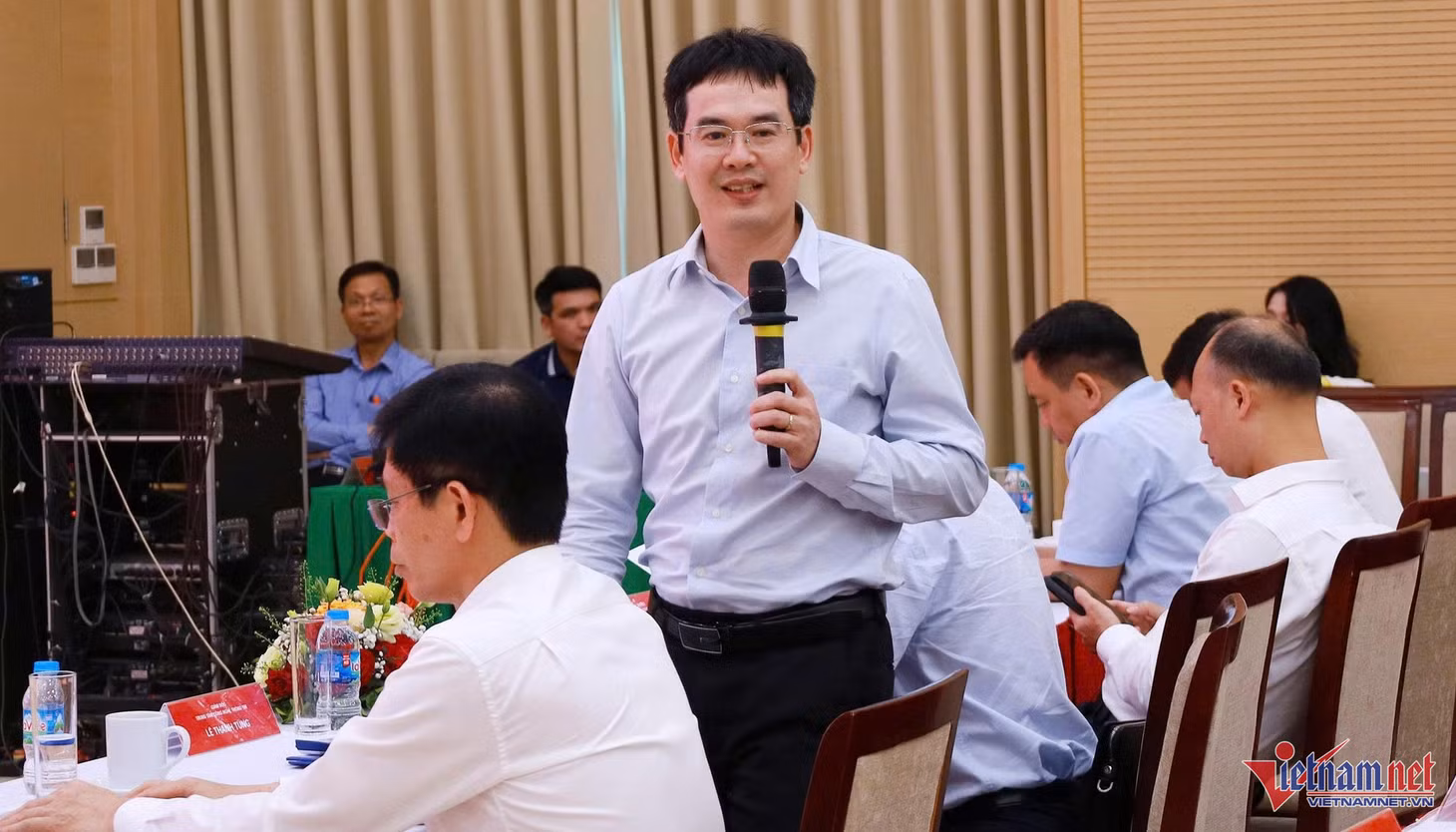 Giám đốc Trung tâm CNTT - Bộ Xây dựng Lê Thanh Tùng chủ trì phiên thảo luận tại hội thảo “Thúc đẩy các giải pháp giao thông thông minh và triển khai thu phí không dừng tại bến xe, bãi đỗ trong đô thị”. Ảnh: T.H