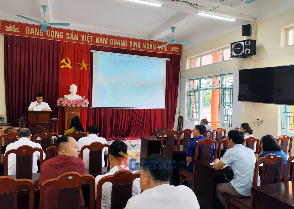 Cán bộ Sở Văn hoá, Thể thao và Du lịch khai giảng lớp học tại huyện Hải Hà.