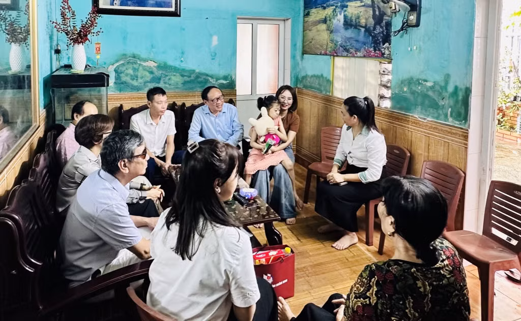 Đại diện Hội Nhà báo tỉnh Quảng Ninh đến thăm hỏi và trao hỗ trợ cho cháu Nguyễn Huyền Anh, phường Cẩm Thủy, TP Cẩm Phả bị mù bẩm sinh.