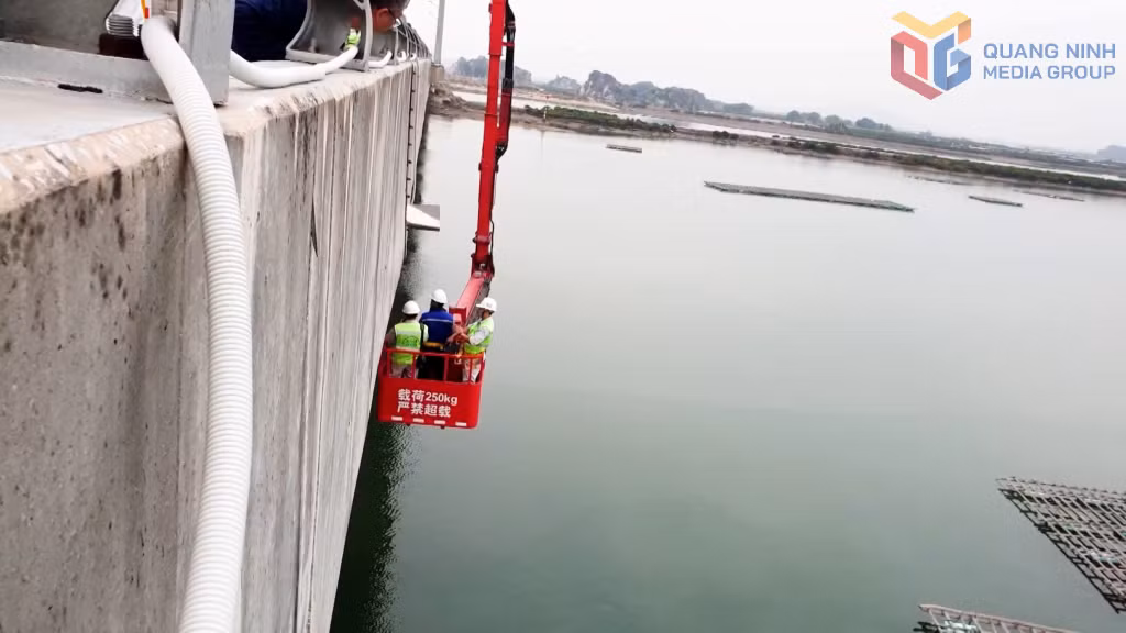 Cơ quan chuyên môn sử dụng thiết bị chuyên dùng quan trắc các cầu trên tuyến cao tốc Hạ Long- cầu Bạch Đằng.