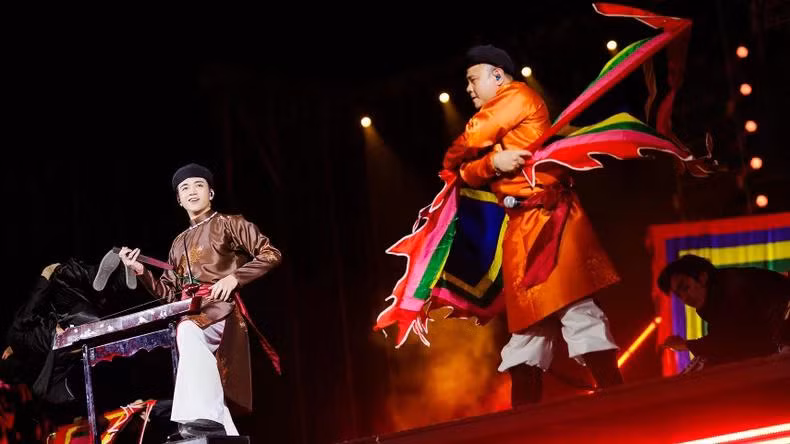 Soobin Hoàng Sơn và NSND Tự Long tại chương trình “Anh trai vượt ngàn chông gai”.