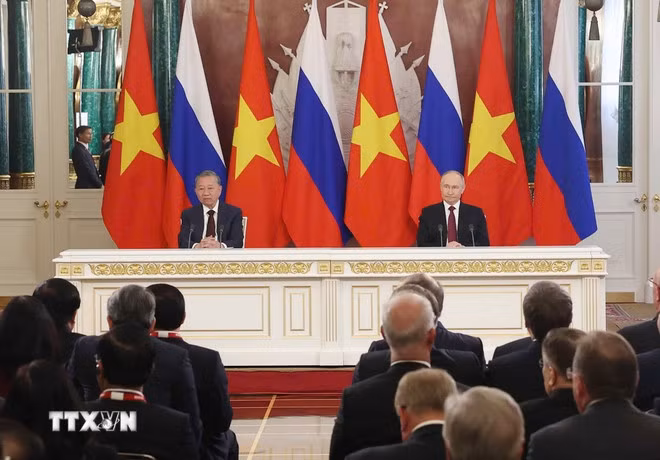 Chiều 10/5/2025, giờ địa phương (tối cùng ngày, giờ Hà Nội), tại Điện Kremlin ở thủ đô Moskva, sau hội đàm, Tổng Bí thư Tô Lâm và Tổng thống Liên bang Nga Vladimir Putin phát biểu với báo chí. (Ảnh: Thống Nhất/TTXVN)