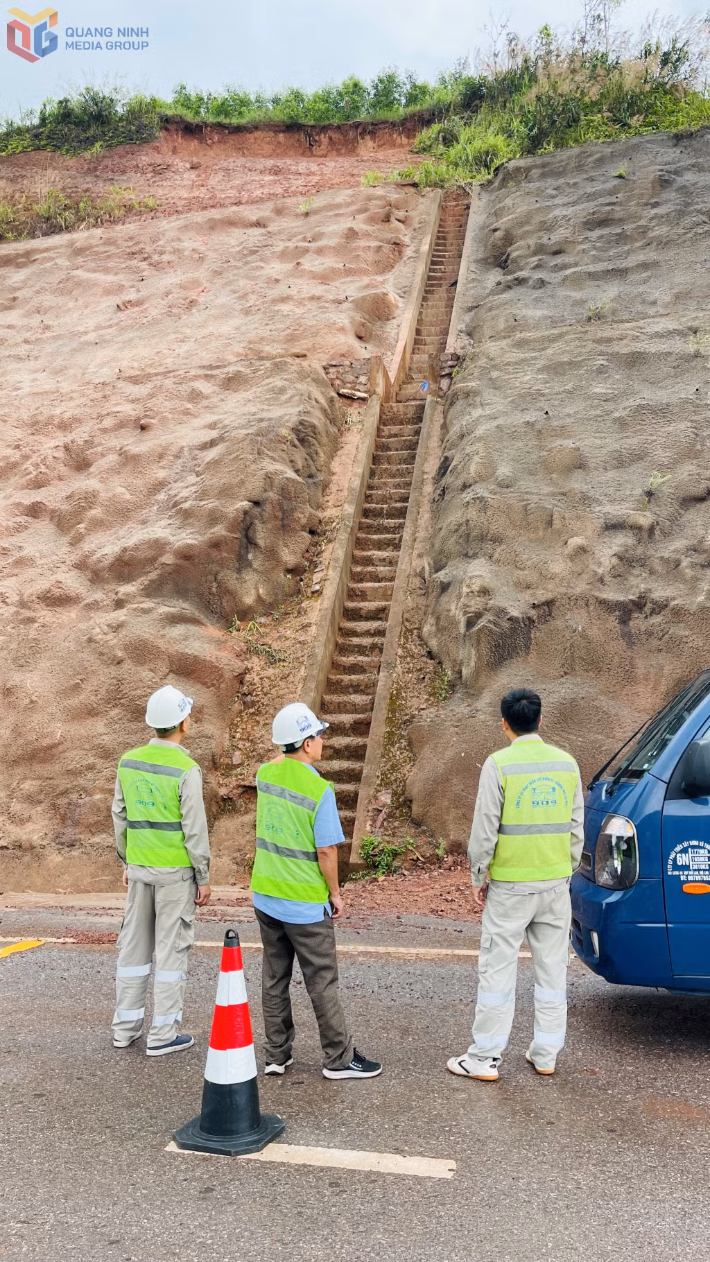 Sở Xây dựng yêu cầu Ban điều hành Cao tốc Cẩm Hải – Tiên Yên bố trí lực lượng tuần đường 3 ca liên tục kiểm tra các vị trí có nguy cơ sạt lở để kịp thời ứng phó.