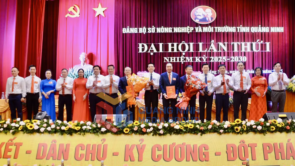 Đồng chí Vũ Ngọc Tuấn, Phó Bí thư Đảng ủy UBND tỉnh trao Quyết định của Đảng ủy UBND tỉnh Chỉ định Ban Chấp hành, Bí thư, Phó Bí thư Đảng ủy Sở NN&amp;MT, nhiệm kỳ 2025-2030 và tặng hoa chúc mừng Ban Chấp hành Đảng bộ Sở NN&amp;MT khóa mới (5-2025). Ảnh: Hoàng Nga