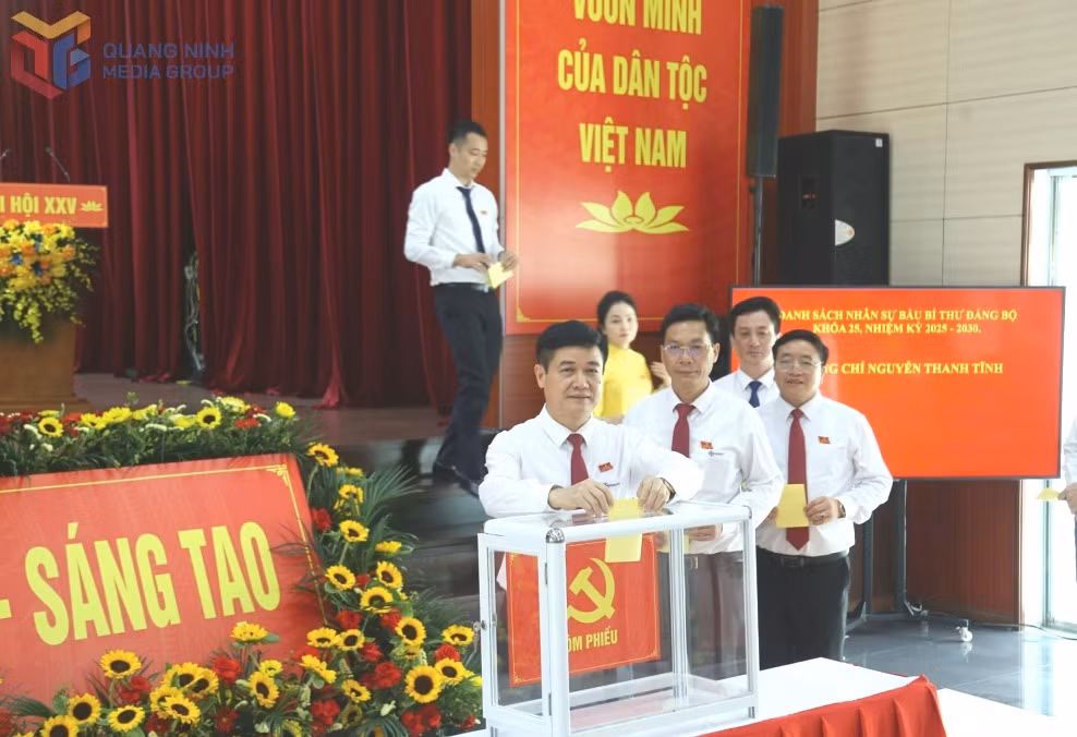 Các đại biểu bỏ phiếu bầu Ban Chấp hành Đảng bộ Công ty Điện lực Quảng Ninh nhiệm kỳ 2025-2030.