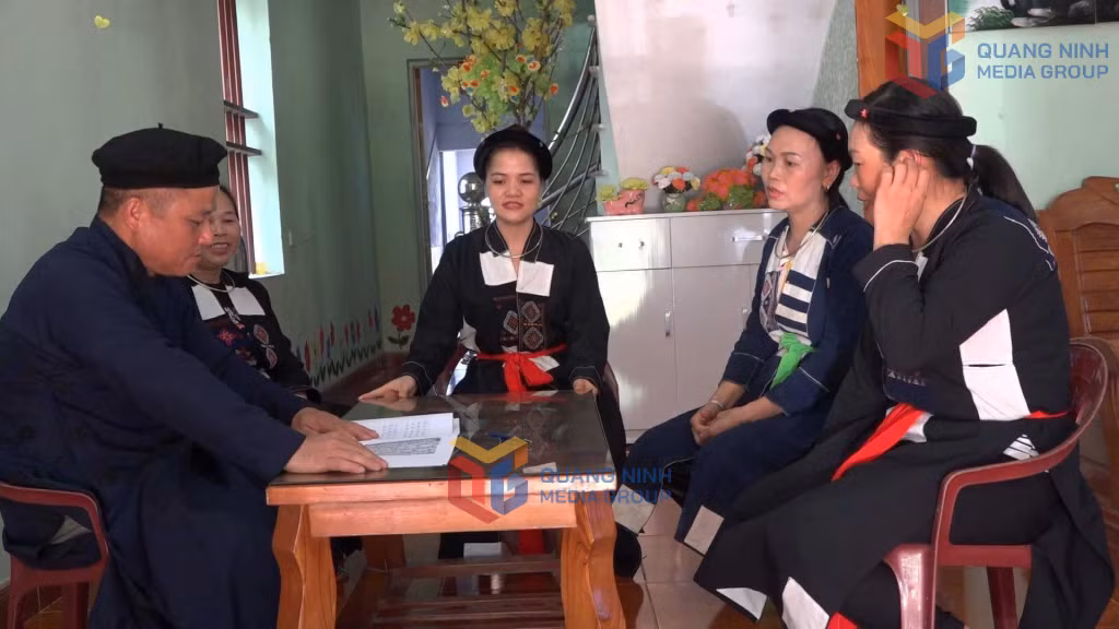 Ông Lục Văn Bình, Chủ nhiệm CLB Hát soóng cọ xã Thanh Sơn (huyện Ba Chẽ) trao đổi với các thành viên CLB.