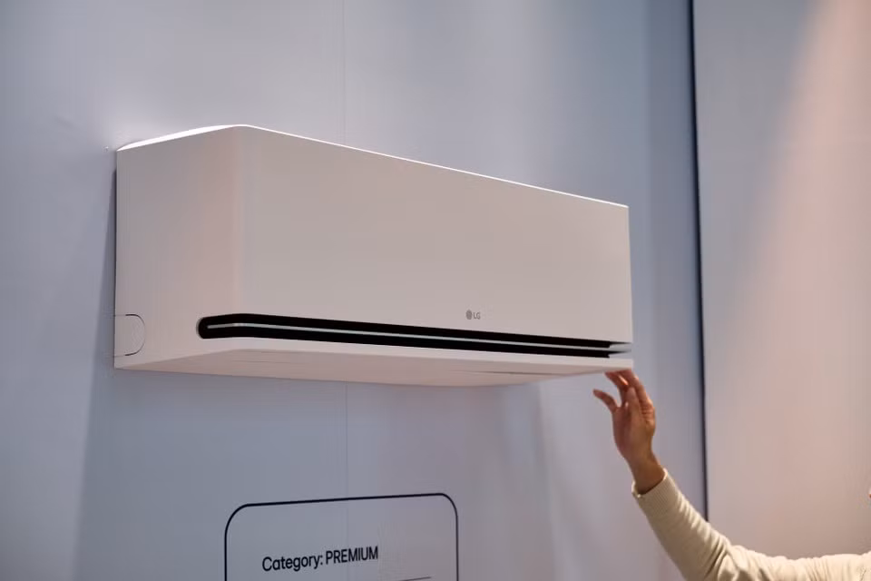 Người dùng có thể cảm thấy khó chịu nếu mở máy lạnh và đóng kín cửa trong thời gian dài. Ảnh: Anh Lê.