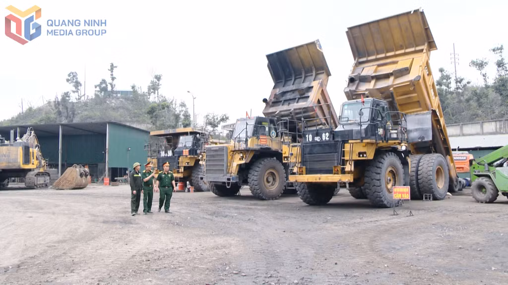 Đại tá Nguyễn Ngọc Liêm, Giám đốc Công ty Công ty Khai thác Khoáng sản, Binh Đoàn 19 (giữa) kiểm tra hoạt động sửa chữa xe, máy của Phân xưởng 4.