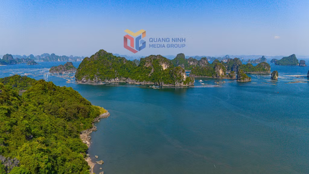 Cảnh đẹp vịnh Bái Tử Long và tiềm năng du lịch biển đảo đang được Cẩm Phả quan tâm phát huy.