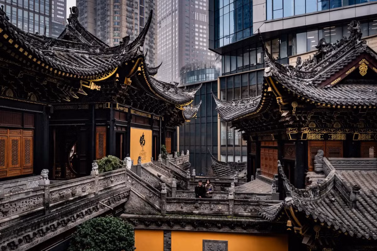 Chùa La Hán được xây dựng từ thế kỷ thứ 10, dưới thời nhà Tống.Ngoài biệt danh "thành phố núi", Trùng Khánh còn được gọi là "thành phố sương mù", với trung bình hơn 100 ngày sương mù mỗi năm.