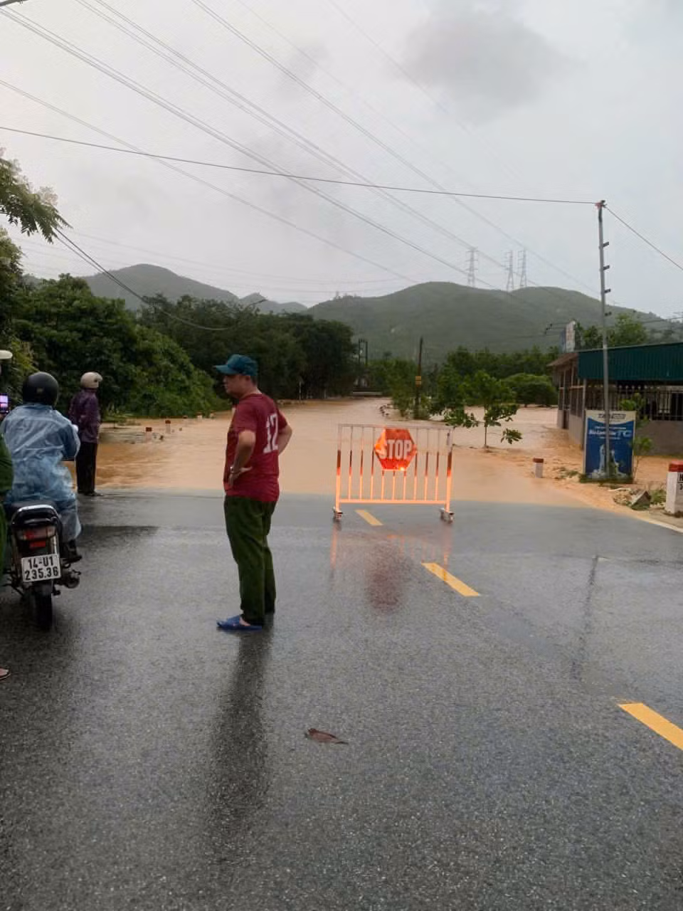 Lực lượng chức năng dựng barie, kiểm soát người và phương tiện qua lại các khu vực ngập úng, đảm bảo an toàn tính mạng và tài sản cho người dân.