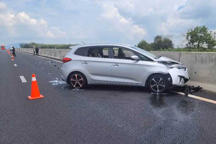 Nắng nóng làm tăng nguy cơ nổ lốp xe trên cao tốc. Ảnh: Cục CSGT