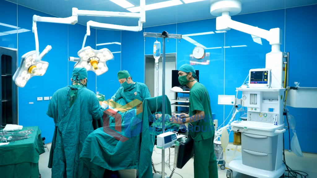 Bác sĩ Khoa Ngoại, Bệnh viện Đa khoa khu vực Đông Triều thực hiện mổ cấp cứu cho bệnh nhân cao tuổi (5-2026). Ảnh: Minh Yến